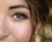 Waarom steeds meer vrouwen hun mascara wegleggen
