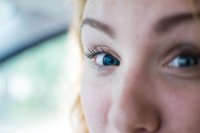 Groene en bordeaux mascara verdringen het zwarte tubetje