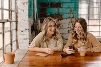 Singles nemen hun beste vriendin nu mee op date