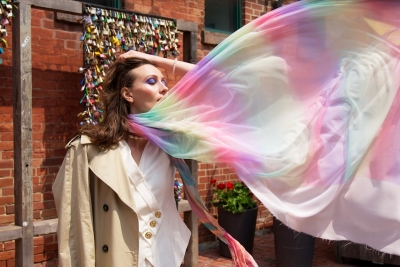 De silk scarf is dit voorjaar geen accessoire meer