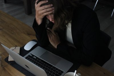 Waarom cortisol bij vrouwen eerder slaat op je buik