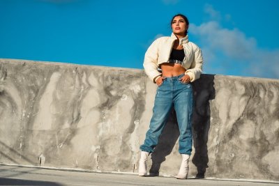 De wide-leg jeans verdrijft de skinny broek uit je kast
