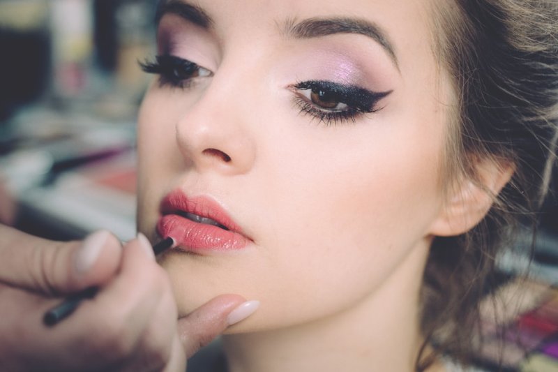 Zo maak je de wazige liplook die nu overal opduikt