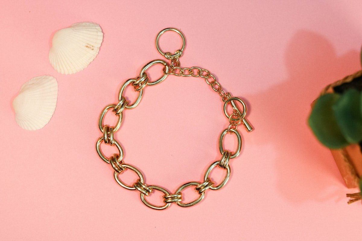 Sieraden mogen er dit seizoen weer dik bovenop liggen