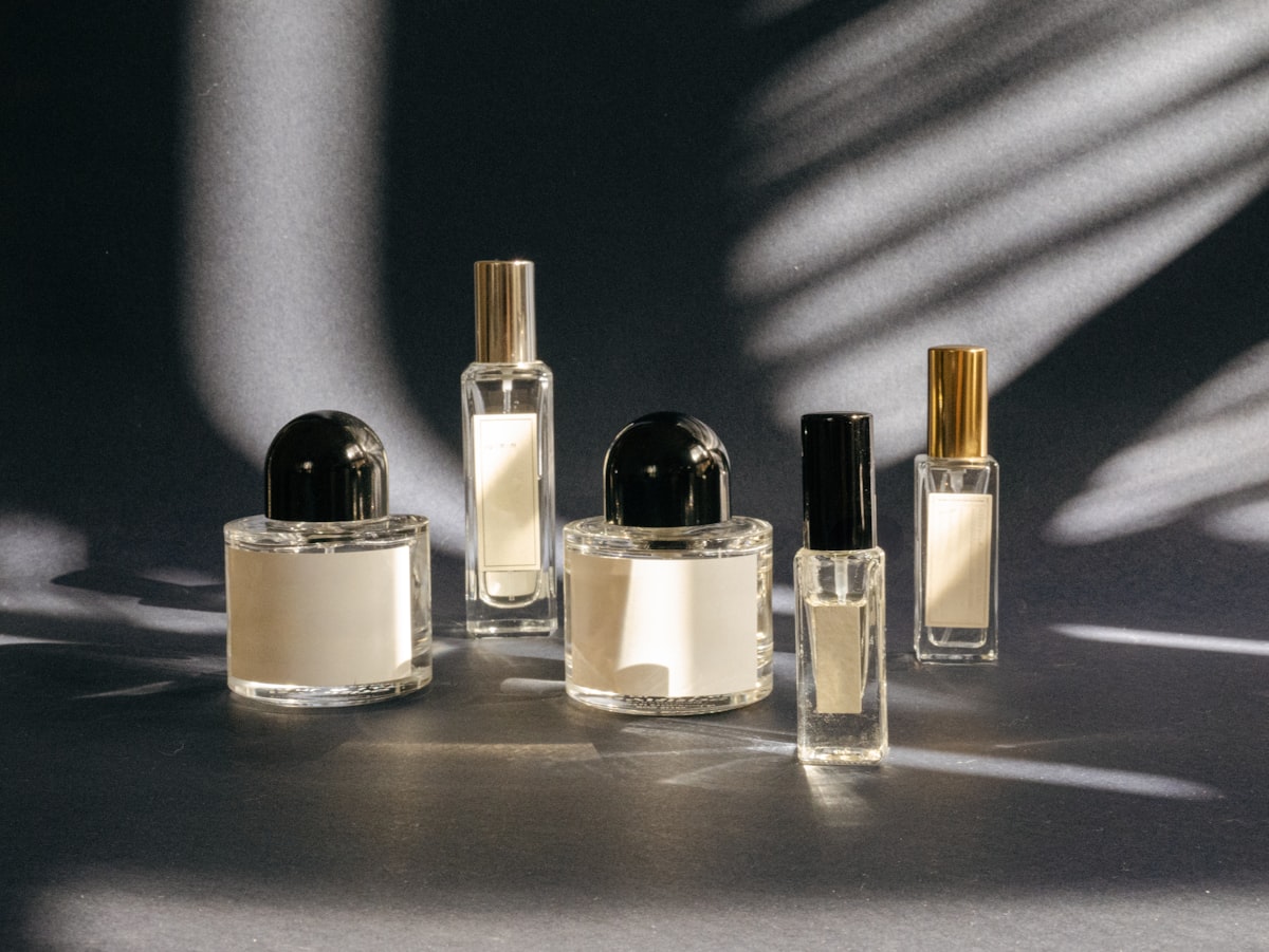 Waarom steeds meer vrouwen twee parfums tegelijk dragen